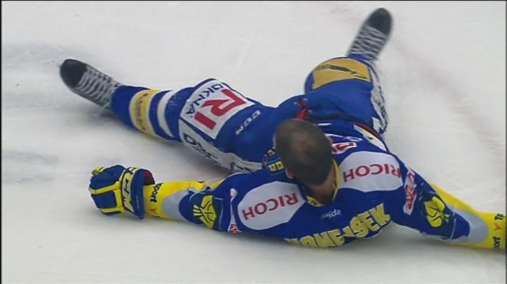 Zranění Antonína Honejska v závěru druhé třetiny