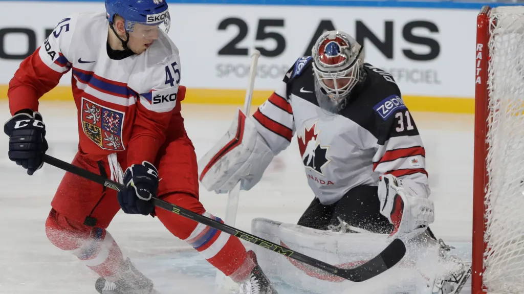Radim Šimek se snaží překonat Calvina Pickarda z Kanady