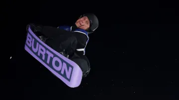 Záznam kvalifikace snowboardistů v big airu