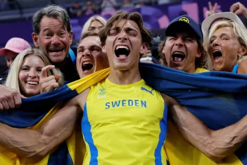 Radost světového rekordmana Duplantise s jeho rodinou