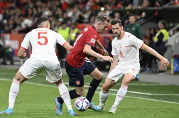 Jakub Jankto obklopen Švýcary