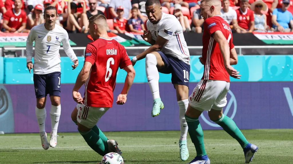 Francouz Kylian Mbappé střílí na maďarskou branku