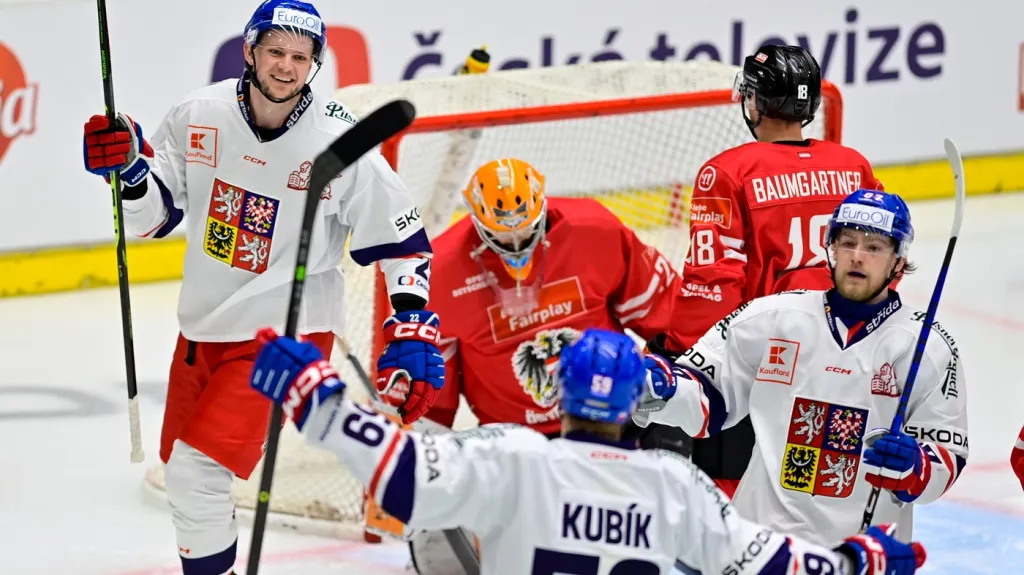 Zleva Jáchym Kondelík, Adam Kubík a Michal Kovařčík se radují z gólu