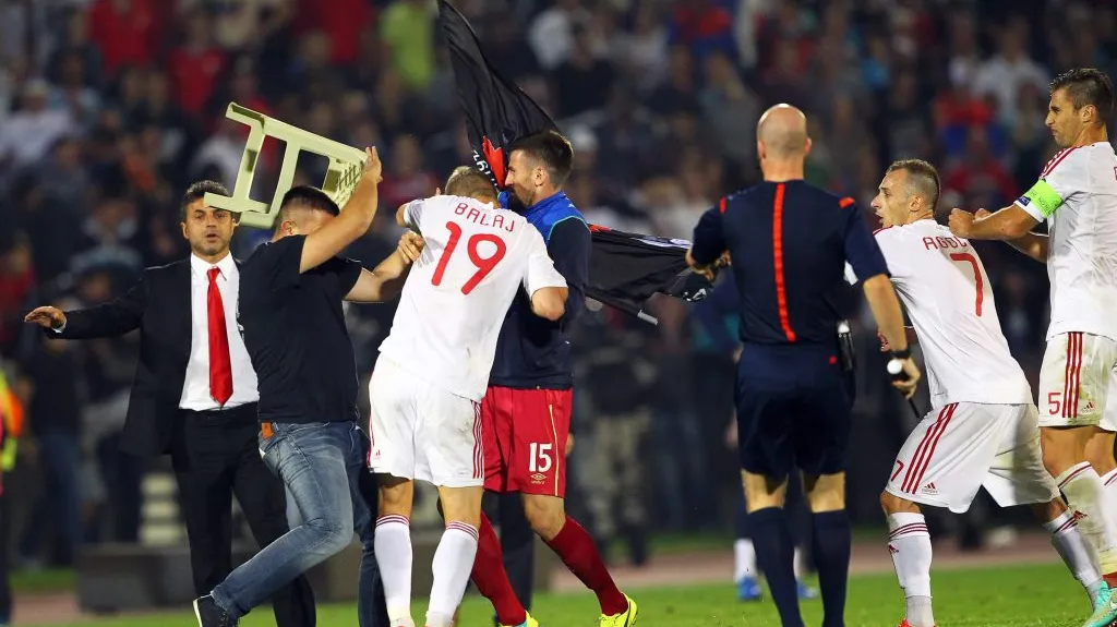 Srbský fanoušek útočí na Bekima Balaje