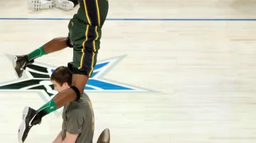 Jeremy Evans předvádí dvojitou smeč