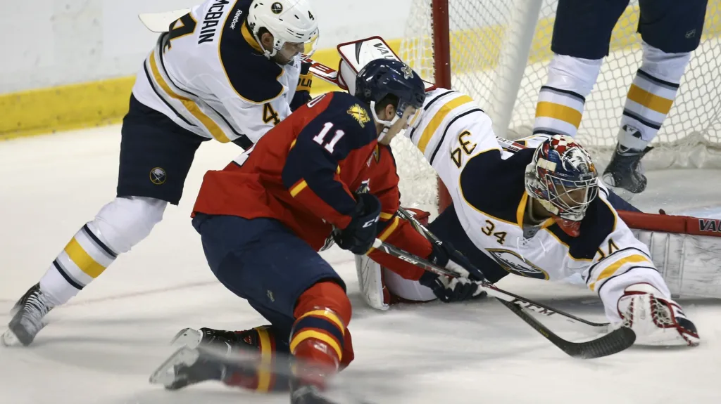 Michal Neuvirth v dresu Buffala