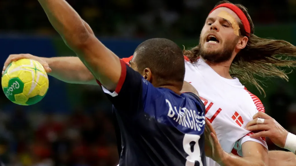 Dánský hvězda Mikkel Hansen proti Francouzovi Danieli Narcissovi