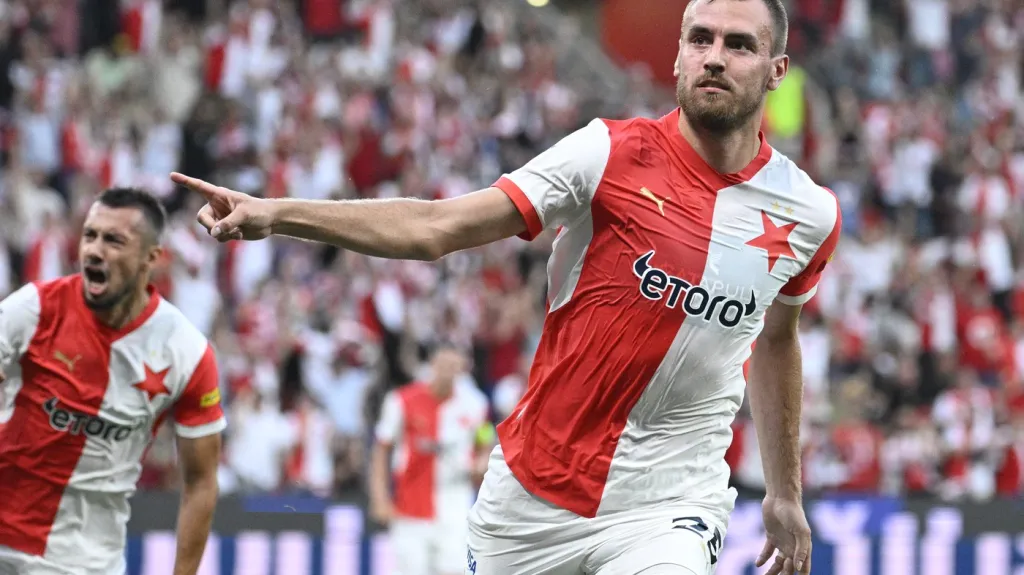 Tomáš Chorý ze Slavie oslavuje gól v předkole Ligy mistrů