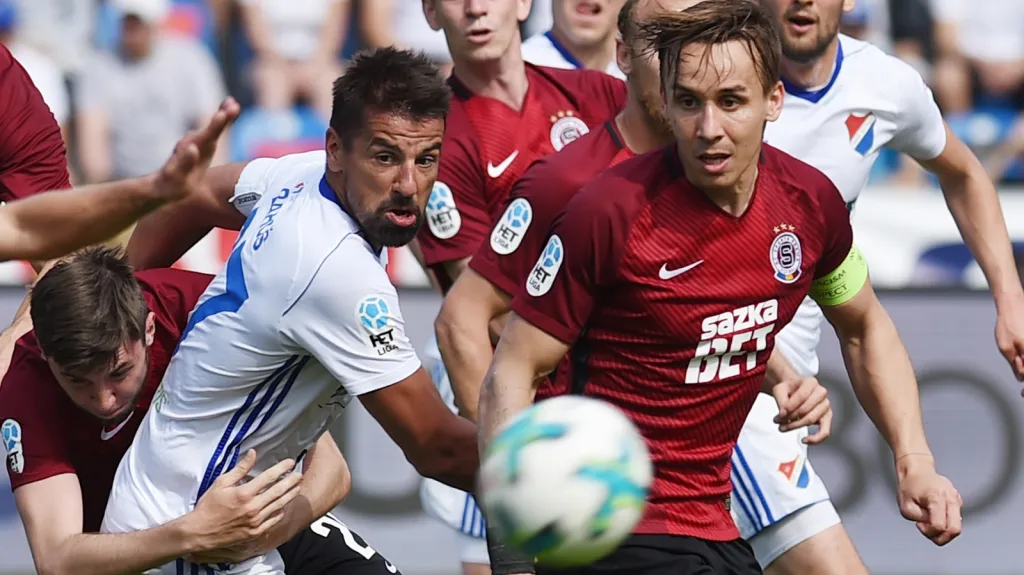 Milan Baroš v utkání se Spartou