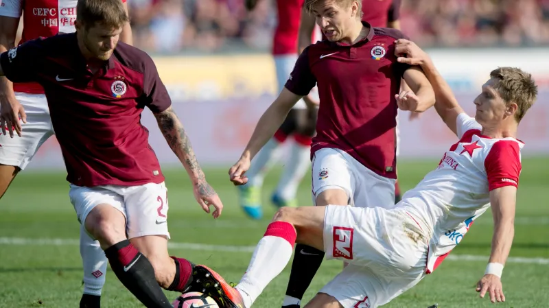 Zleva Ondřej Mazuch a Martin Frýdek ze Sparty v souboji s Milanem Škodou ze Slavie