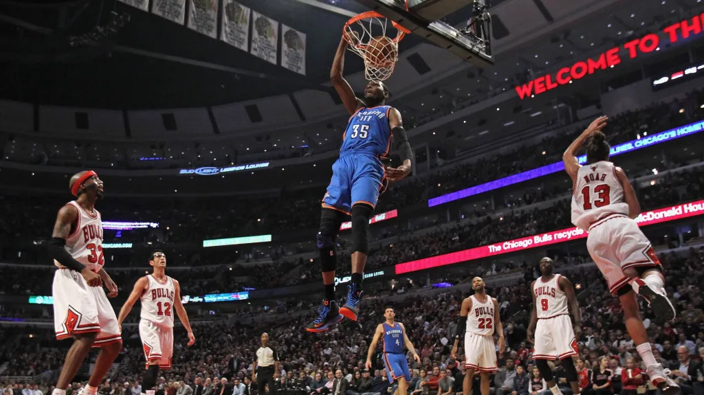 Kevin Durant skóruje v utkání s Chicagem