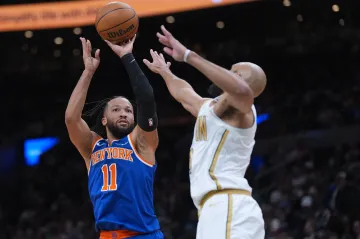 Jalen Brunson za Knicks proti Derricku Whiteovi ze Celtics