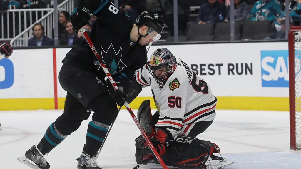 Tomáš Hertl v utkání s Chicagem