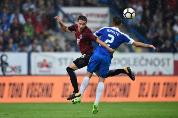 Michal Sáček ze Sparty (vlevo) v hlavičkovém souboji s Radimem Breitem z Liberce