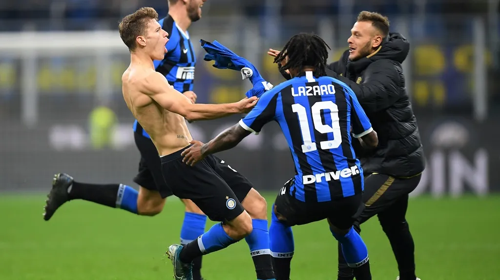 Fotbalisté Interu Milán oslavují gól v utkání Serie A