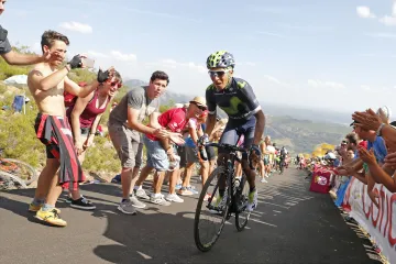 Nairo Quintana stoupá na vrchol La Camperona