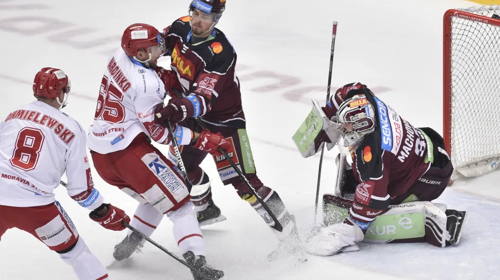 Útočníci Třince Tomáš Marcinko a Aron Chmielewski dotírají na obranu Sparty