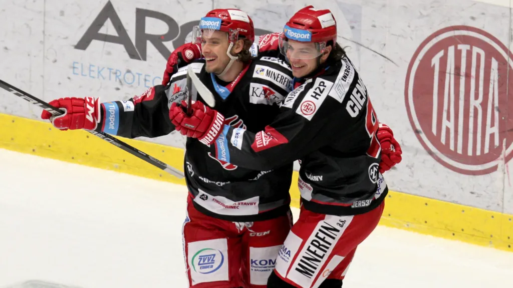 Ondřej Kovařčík (vlevo) v objetí s Davidem Ciencialou