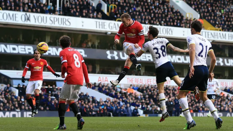 Wayne Rooney (uprostřed) z Manchesteru United hlavičkuje v duelu proti Tottenhamu