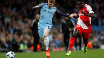 Kevin de Bruyne z Manchesteru City (vlevo) se snaží uniknout  Benjaminu Mendymu z Monaka