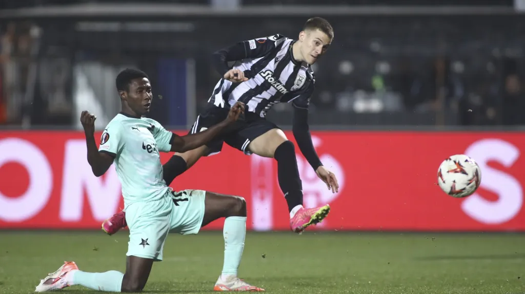 Slavia inaksuje druhý gól v utkání s PAOK Soluň.