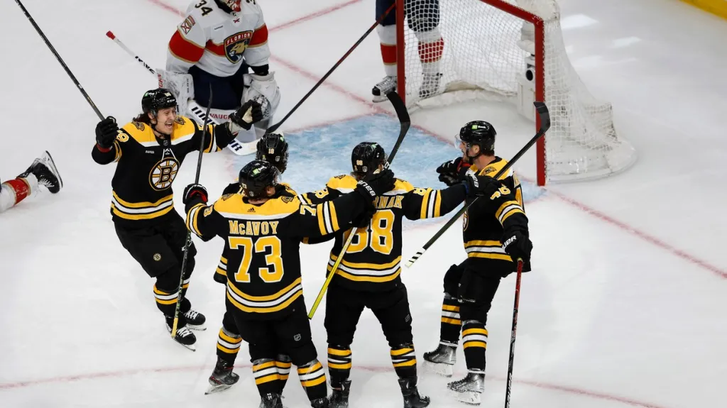 David Pastrňák (druhý zprava) se raduje se spoluhráči z Bostonu z gólu v síti Floridy