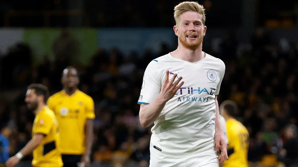 Kevin De Bruyne z Manchesteru City oslavuje gól ve Wolverhamptonu