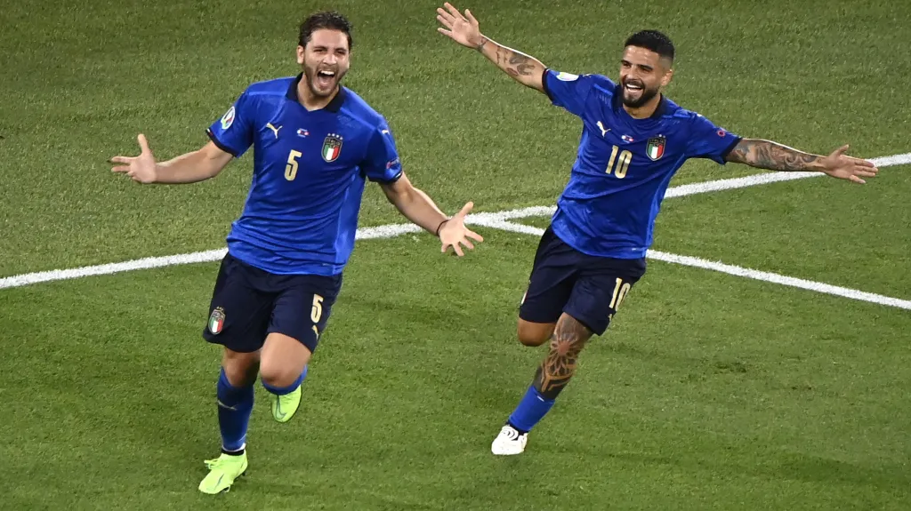Manuel Locatelli slaví svůj gól s Lorenzem Insignem