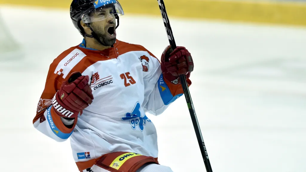 Zbyněk Irgl v dresu Olomouce slaví gól 