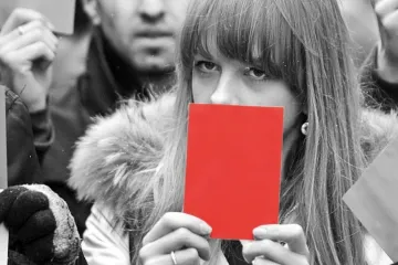 Lidská práva v ofsajdu / Dívka dává vládě červenou kartu