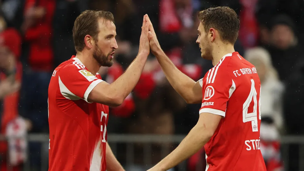 Útočník Bayernu Mnichov Harry Kane (vlevo) oslavuje s Josipem Stanišičem
