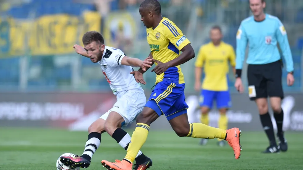 Hradecký Trubač si kryje míč před Diopem ze Zlína