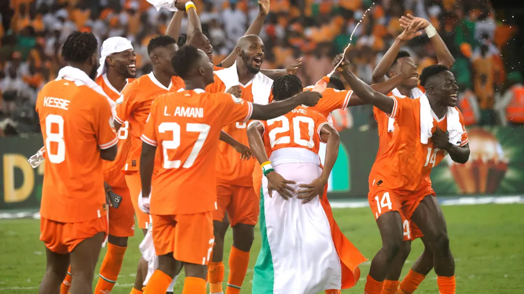 Rozpustilé oslavy hráčů Pobřeží slonoviny