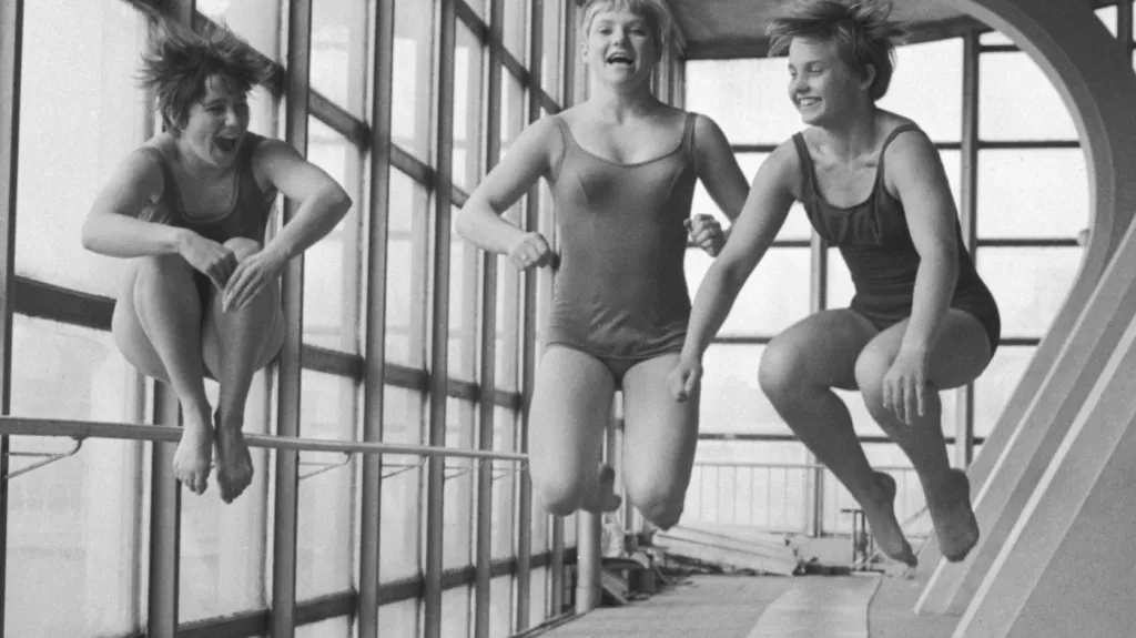 Milena Duchková (vpravo) v pražském bazénu v Podolí