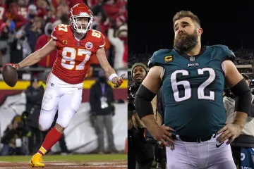 Travis (vlevo) a Jason Kelceovi