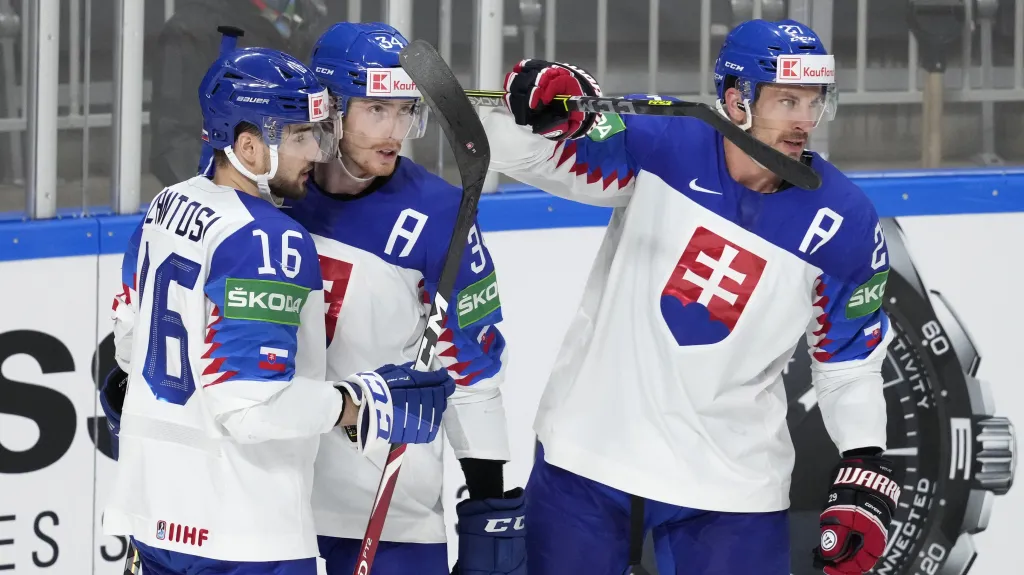 Peter Cehlárik (uprostřed) se spoluhráči z útoku