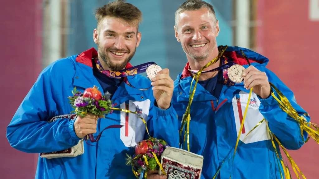 Plážoví volejbalisté Jan Hadrava (vlevo) a Přemysl Kubala s bronzem z Evropských her