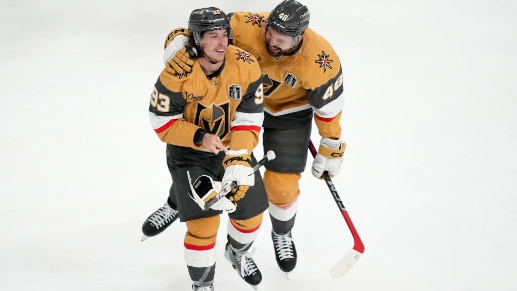 Tomáš Hertl gratuluje Mitchi Marnerovi k hattricku