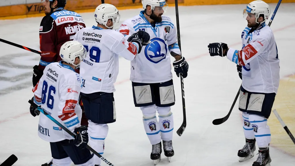 Hokejisté Plzně se radují z gólu na ledě Sparty
