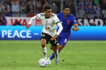 Jamal Musiala z Německa (vlevo) a Jude Bellingham z Anglie