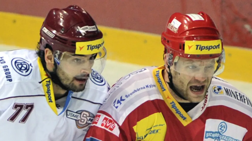 Sacha Treille ze Sparty (vlevo) a hráč Třince Václav Varaďa