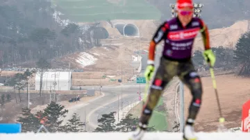Kolem areálu v Pchjongčchangu se usilovně buduje
