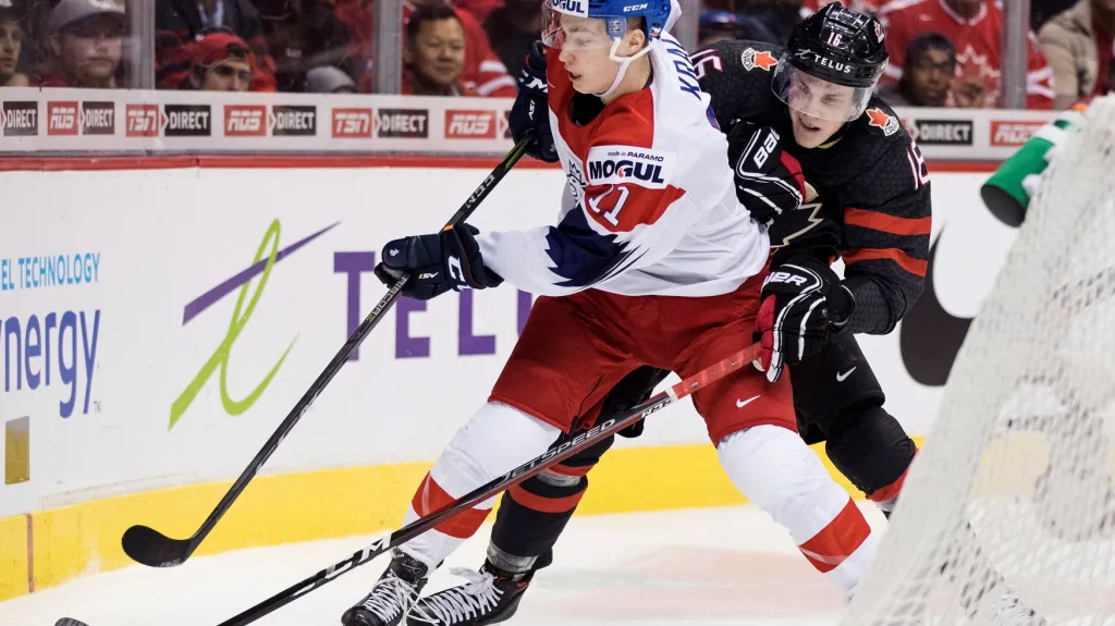 Filip Král (vlevo) v reprezentačním dresu v utkání s Kanadou 