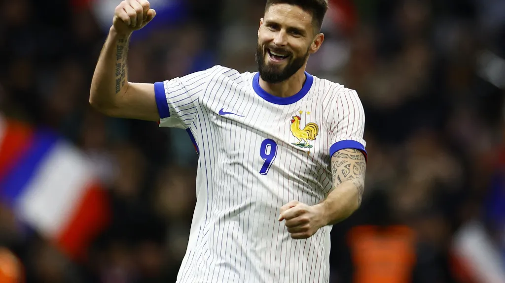 Francouz Olivier Giroud oslavuje gól v reprezentačním dresu