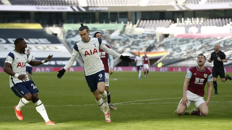 Gareth Bale skóruje proti Burnley