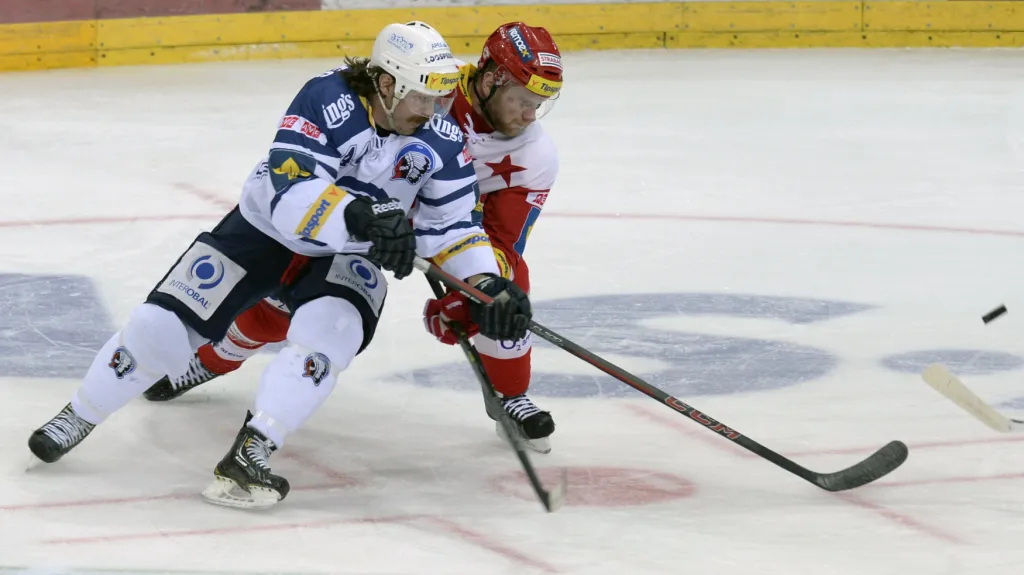 David Štich (ještě ve slavistickém dresu) v souboji s Ryanem Hollwegem