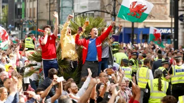 Na ulicích čekaly na fotbalisty davy fanoušků