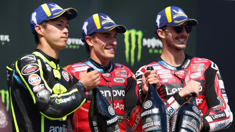 Nedělní show uzavřel ceremoniál MotoGP, na stupně vítězů vystoupili Marc Márquez, Ai Ogura a Francesco Bagnaia