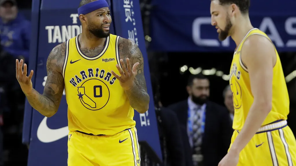 Basketbalisté Golden State DeMarcus Cousins a Klay Thompson