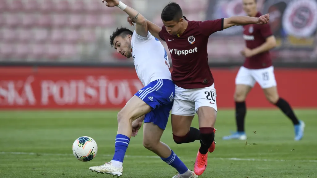 Adam Hložek ze Sparty proti Rudolfu Reiterovi z Baníku